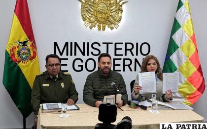 El ministro de Gobierno, Eduardo del Castillo (centro) durante la conferencia de prensa /Erbol