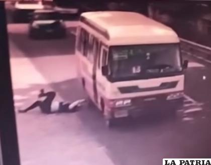 Momento en el que la víctima cae tras sufrir el robo de su celular /Captura de video