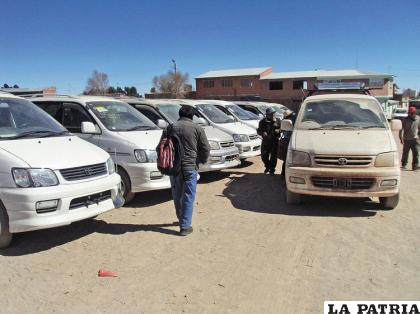 Automóviles ??chutos? expuestos para la venta en la feria de Challapata 
/automovilesbolivia.blogspot.com
