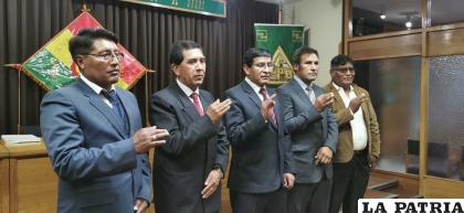 Momento del juramento del directorio 2023-2025 de la Cámara de Transporte de Oruro /LA PATRIA  
