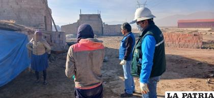 Funcionarios ediles durante la inspección / LA PATRIA
