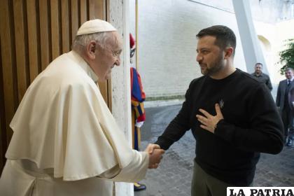 El papa Francisco estrecha la mano del presidente ucraniano Volodymyr Zelenskyy /Noticias del Vaticano vía AP