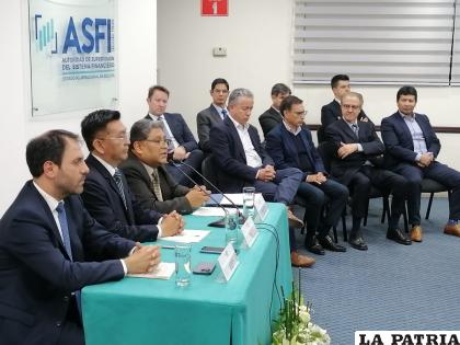 Autoridades de la ASFI durante la explicación sobre la situación del banco Fassil /APG