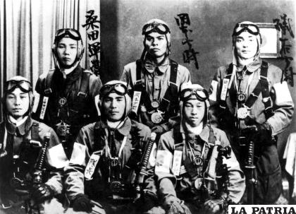 Pilotos kamikaze posando para una foto antes de despegar en una misioÌn suicida en 1945 / PD
