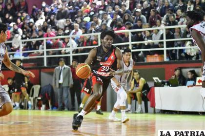 Harris Dmonta fue la pesadilla para el conjunto orureño 
/ Emilio Castillo
