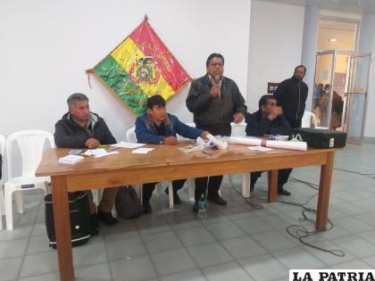 La comisión de poderes, no llegó a instalar el congreso a solicitud de los asistentes 
/LA PATRIA