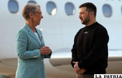 El presidente ucraniano Volodymyr Zelenskyy es recibido por la primera ministra francesa Elisabeth Borne en la Base Aérea Villacoublay, al Sudoeste de París /AP