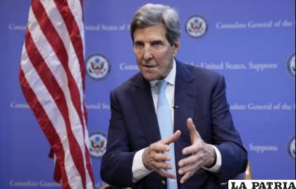 El estadounidense enviado para temas climáticos John Kerry en entrevista con la AP en Sapporo, Japón /AP