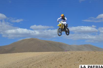 Gerald Vargas en lo alto del cielo orureño, terminó primero en la MX /LA PATRIA