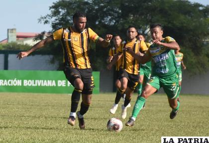 Jusino intenta tener el balón, salió expulsado y en el gol tuvo responsabilidad /APG