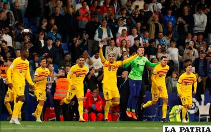 Festejan los jugadores del Barcelona su título número 27 /as.com