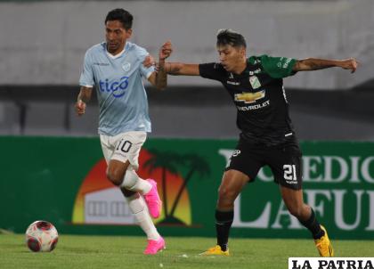 Jair Torrico intenta escapar de la marca de Ronaldo Sánchez /APG
