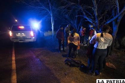 Un agente de inmigración detiene a un grupo de migrantes centroamericanos cuando caminaban en una carretera /AP Foto/Julio Cortez