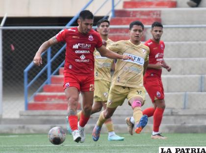 Iván Huayhuata intenta dominar el balón ante la marca de sus rivales /APG