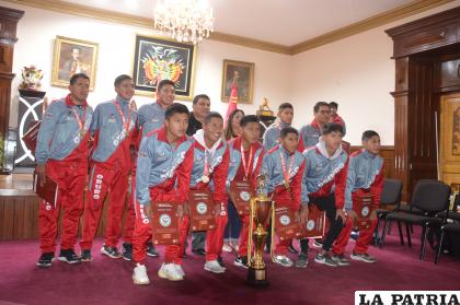 Merecido reconocimiento para los integrantes de la selección orureña /LA PATRIA