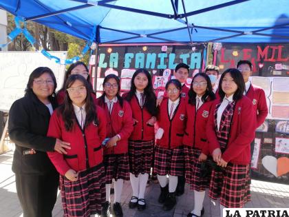 Estudiantes del Colegio Reekie resaltaron el rol de la familia /LA PATRIA
