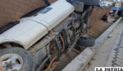 La camioneta evidenció daños materiales tras el incidente  /LA PATRIA
