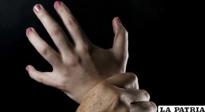 Se presume que el implicado obligaba y amenazaba a la víctima para mantener relaciones sexuales /Referencial