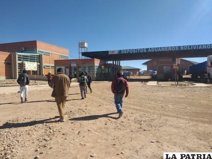 Comitiva ingresando a la administración de Aduana Interior /LA PATRIA