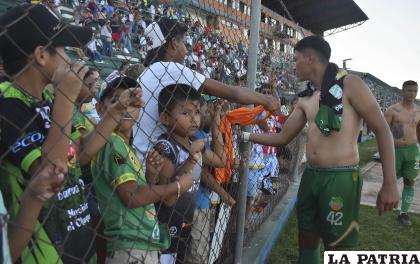 El público beniano recuperó la esperanza con la victoria de su equipo /APG
