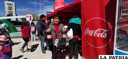La población agradeció intercambiar sus botellas PET por el producto /LA PATRIA