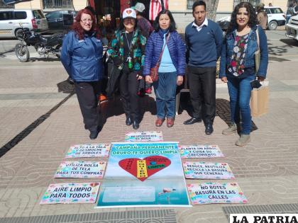 Voluntarios se unieron para el plantón simbólico del reciclaje /Beatriz Olmos 