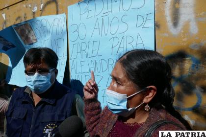 Padre y madre de la víctima claman justicia frente al juzgado /LA PATRIA