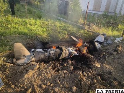 Fragmentos de un proyectil ruso derribado por un sistema de defensa aérea ucraniano /Oficina de Prensa de la Policía de Ucrania vía AP