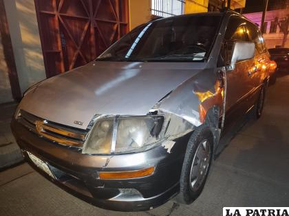 Parte de la carrocería del coche con desperfectos 
/Tránsito