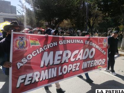 Gremiales se apoderaron del centro orureño en marcha multitudinaria /LA PATRIA