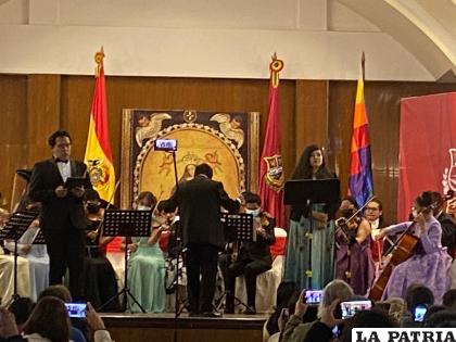 Orquesta URU, Diego Sarmiento e Inge Lila Urquidi juntos en escenario /Cortesía