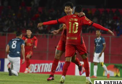 Castro y Abrego celebran el primer gol de FC universitario /APG
