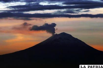 Una columna de cenizas y vapor se eleva desde el volcán Popocatépetl (AP Foto/ Marco Ugarte, Archivo)