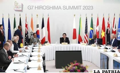 Políticos y delegados durante una reunión del Grupo de los Siete en la cumbre de Hiroshima /Japan Pool vía AP