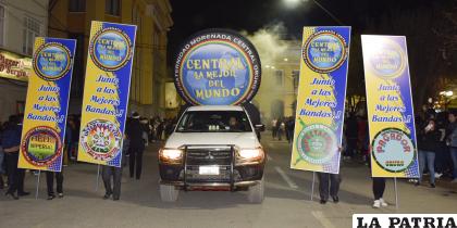 La Fraternidad Morenada Central Oruro, destacando en su paso por la plaza 10 de Febrero
