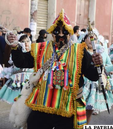 Elegancia en la Fraternidad Folklórica Llamerada Socavón
