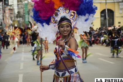 El Conjunto Folklórico Tobas Zona Sud, en su paso por la plaza 10 de Febrero