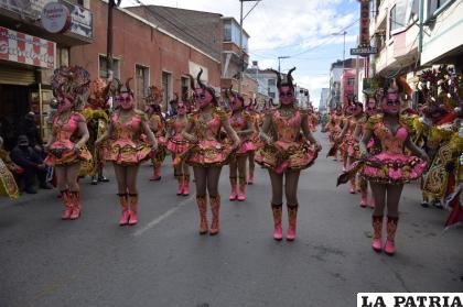 Los conjuntos se ataviaron de coloridos trajes para la jornada/LA PATRIA 
