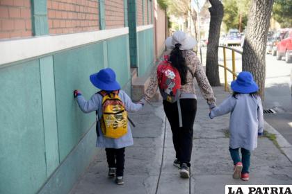 Recomiendan a los padres enviar abrigados a sus hijos al colegio /LA PATRIA