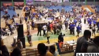 La captura de pantalla de la batalla campal ayer en Warnes /RR.SS.