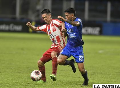Thomaz Santos con el balón, fue autor del gol de Independiente /APG