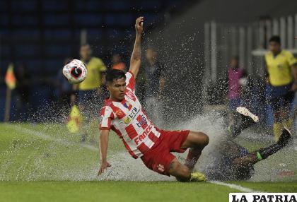 El partido se desarrolló con algo de lluvia /APG