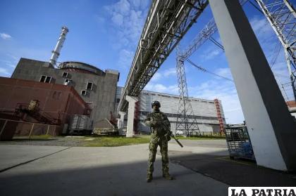 Un militar ruso vigila una zona en torno a la central nuclear de Zaporiyia /AP Foto/Archivo