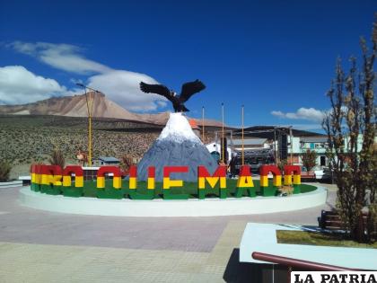 Las letras de Tambo Quemado junto con su imponente cóndor dan la bienvenida a la población/Jhonny Saravia
