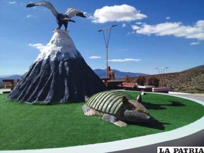 Detrás de la estatua del cóndor, un representativo quirquincho se aprecia /Jhonny Saravia
