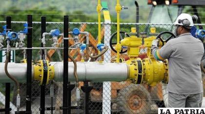 Trabajador de YPFB en uno de los campos de gas /YPFB