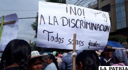 Pancarta contra la discriminación /Cambio