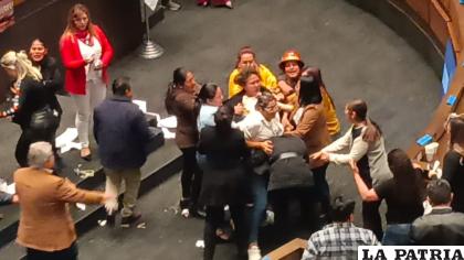 La escena de la agresión entre legisladores /LA PATRIA