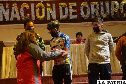 Durante la entrega de los deportivos a los ciclistas /LA PATRIA