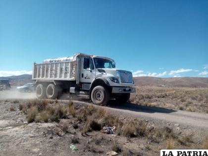 Los turriles con cemento asfáltico fueron hallados en un canchón, en el municipio de Pucarani /Gentileza